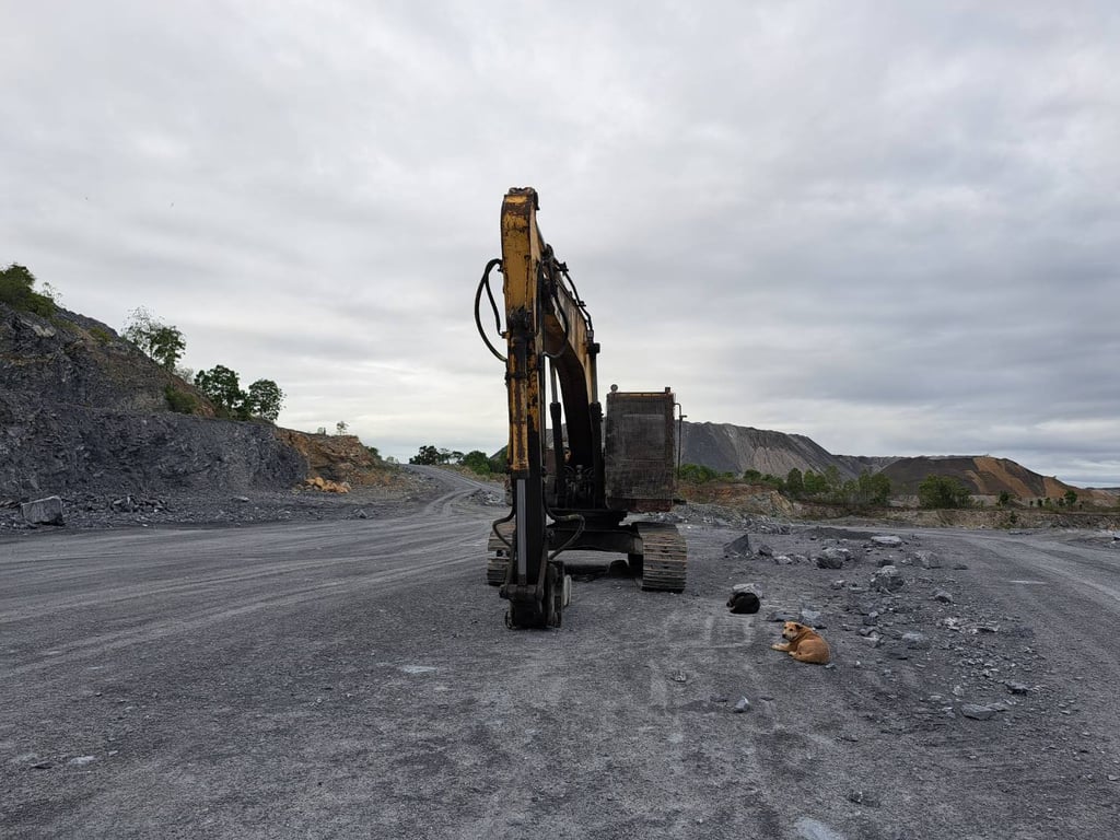 รถแม็คโครkomatsu pc200-7 พร้อมหัวเจาะ มีทะเบียน ราคา5.4แสน รถแม็คโครkomatsu pc200-7 พร้อมหัวเจาะ มีทะเบียน ราคา5.4แสน