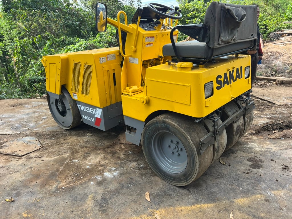 รถบดล้อกน้าเหล็ดหลังยางsakai tw350 ใช้งานดี ใบซื้อvาย ราคา2.8แสน