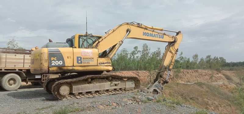ขายรถแม็คโครkomatsu pc200-8ใช้งานได้ดี มีทะเบียน ราคา6.3แสน