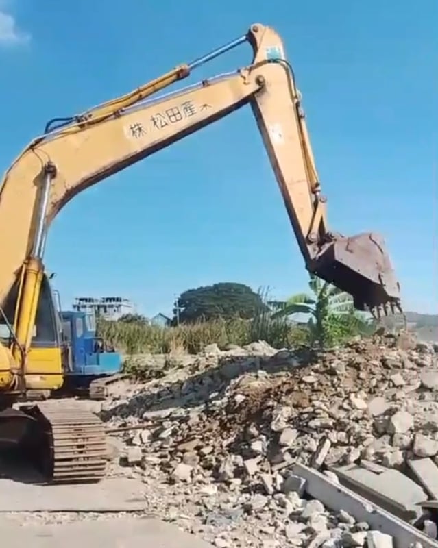 ขายรถแม็คโครkomatsu pc200-8 ใช้งานดี ใบซื้อขาย 495,000ราคา