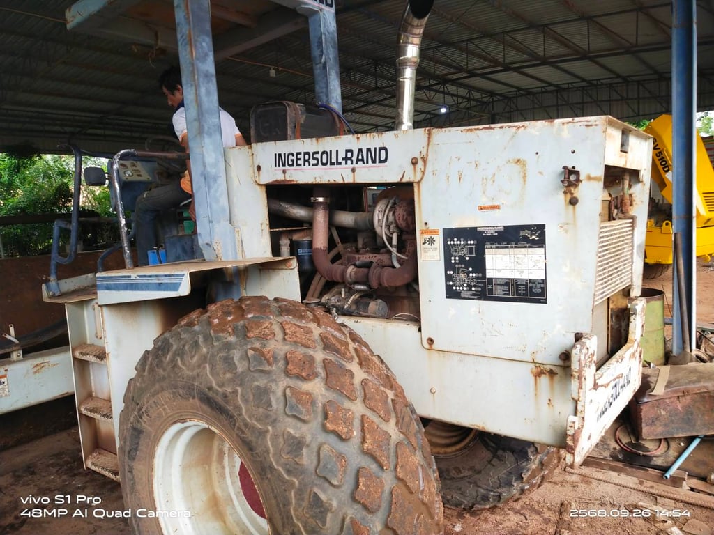 ขายรถบด10ตันingersoland sd100b เล่มทะเบียน ใช้งานดี ราคา6.4แสน ขายรถบด10ตันingersoland sd100b เล่มทะเบียน ใช้งานดี ราคา6.4แสน