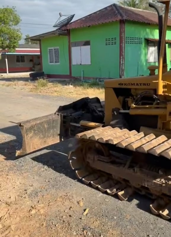 รถแทรกเตอร์komatsu D20p-5ตีนเป็ด ใบมีดสไล้  ใช้งานดีราคา165,000