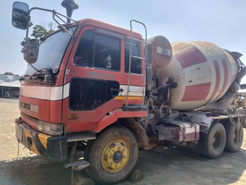 ขายรถโม่ปูนnissan 290แรง ใช้งานดี มีทะเบียน ราคา3.7แสน