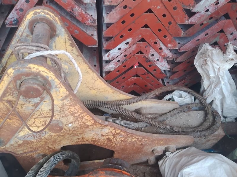 ขายแม็คโครkomatsu pc60-5 รวมหัวเจาะ ใช้งานดี ใบซื้อขายราคา2.9แสน