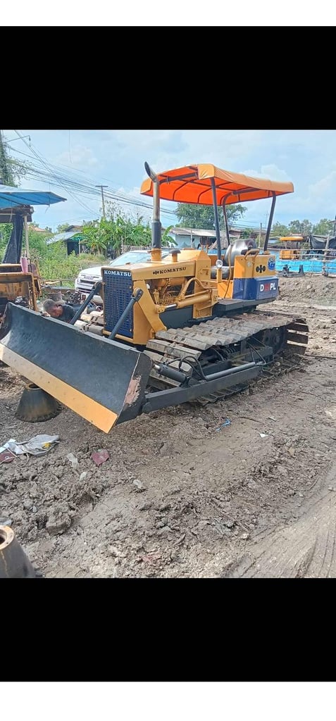 ขายรถแทรกเตอร์komatsu D20p-5ตีนเป็ด ใบ70 ใช้งานได้ ราคาถูกดี195,000