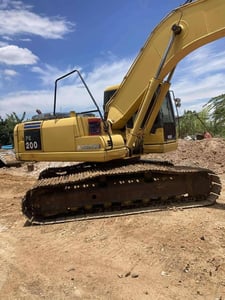 ขายแม็คโครkomatsu pc200-7 ใช้งานดีมาก มีเล่มทะเบียน ราคา6.9แสน