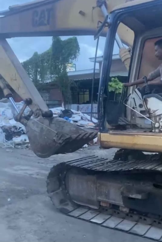 รถแม็คโครcat320v2 ใช้งานได้ดี ใบซื้อขาย ราคาถูกดี3.7แสน รถแม็คโครcat320v2 ใช้งานได้ดี ใบซื้อขาย ราคาถูกดี3.7แสน