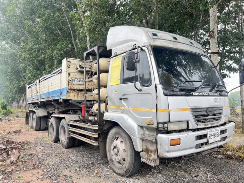 รถหัวลากnissan2หัวลาก+1หางใช้งานได้ปกติ มีทะเบียนราคา4.5แสน