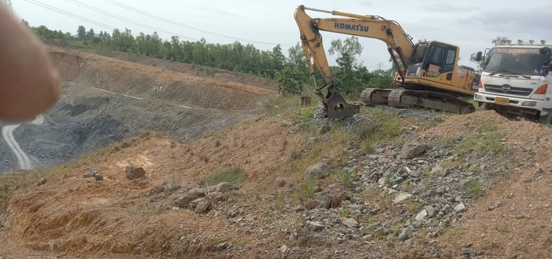 ขายรถแม็คโครkomatsu pc200-8ใช้งานได้ดี มีทะเบียน ราคา6.3แสน