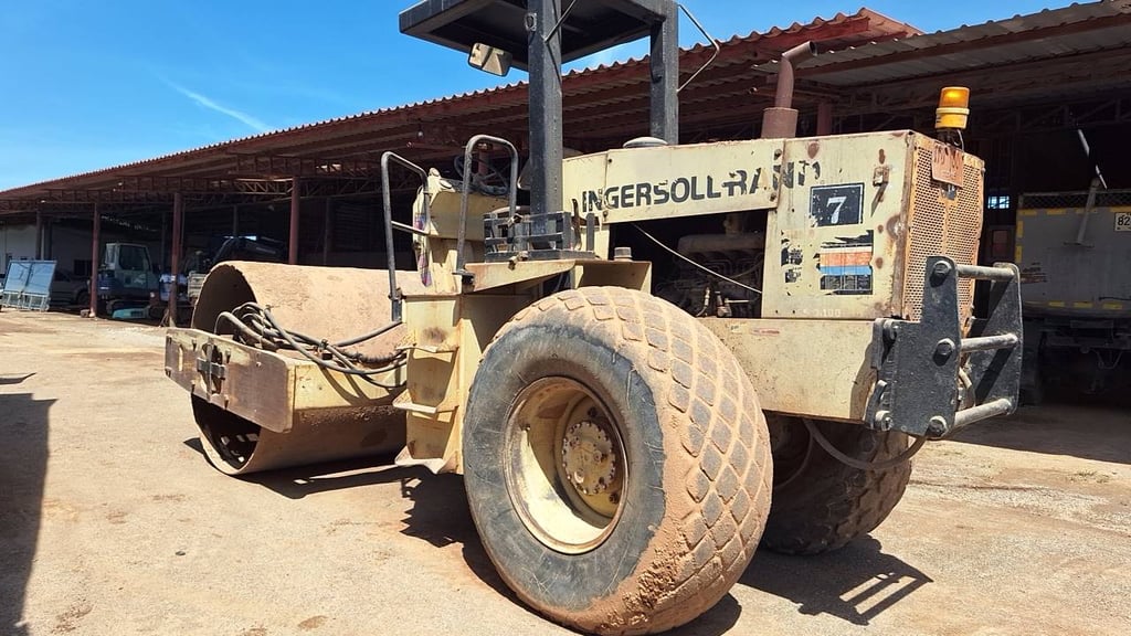 รถบด10ตัน2เพลา ingersoland sd100D ใช้งานดี มีทะเบียน ราคาถูกดี3.7แสน