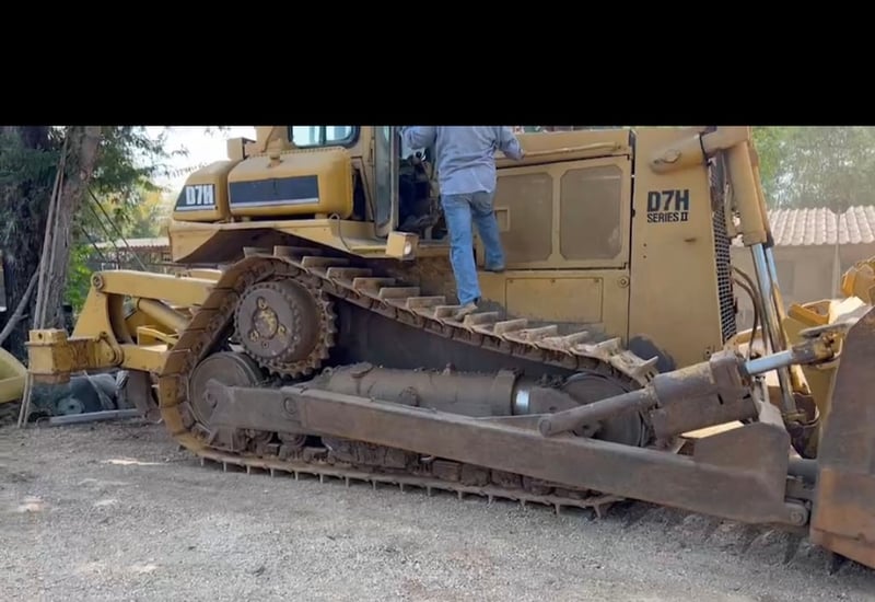 รถแทรกเตอร์ CAT D7H ตีนไก่ ใช้งานดี มีทะบียน ราคา1,450,000 รถแทรกเตอร์ CAT D7H ตีนไก่ ใช้งานดี มีทะบียน ราคา1,450,000