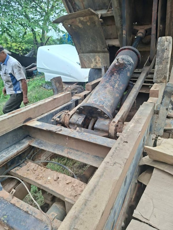 ขายรถ6ล้อhino ดั้ม ทะเบียนขาด เครื่องหลวม ใช้งานได้ ราคา19,5000