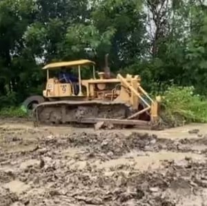 รับทำความสะอาดที่ดิน ขนขยะต้นไม้ออกทิ้ง รับกำจัดวัชพืช รับปรับที่ รัยไถที่0828703954