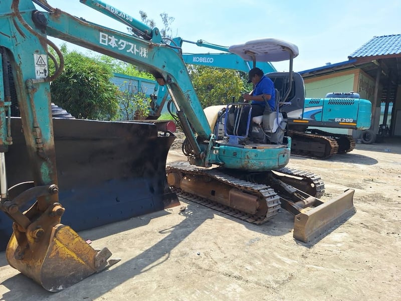 รถแม็คโครkomatsu pc35 mr-1 ใช้งานดี ใบซื้อvาย ราคา165,000 รถแม็คโครkomatsu pc35 mr-1 ใช้งานดี ใบซื้อvาย ราคา165,000