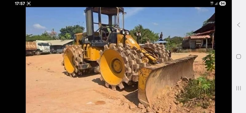 รถบดล้อหนาม4ล้อcat815 ใช้งานดีมีทะเบียน ราคา1.8ล.บาท