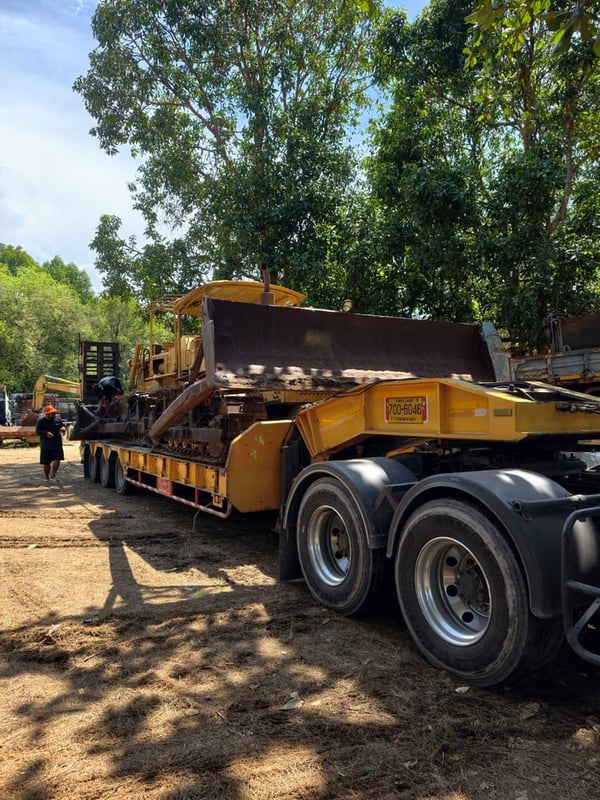 ขานแทรดเตแร์ รวม2คัน CAT D5D 1คัน komatsuD50A-15 1คัน ใช้งานดี ราคา450,000
