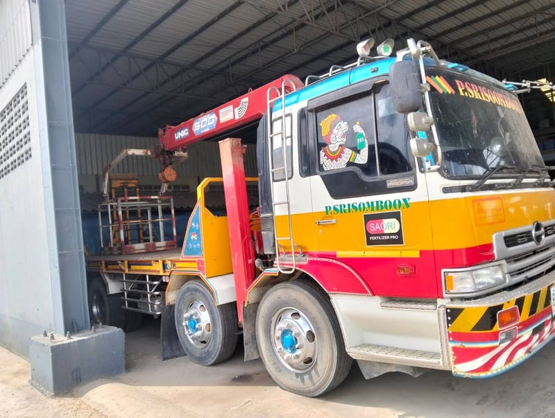 ขายรถ12ล้อติดเครน 5ตัน hino fn2pwe 325แรง ใช้งานดีมาก มีเล่มทะเบียน ราคาถูกดี1.2ล.บาท