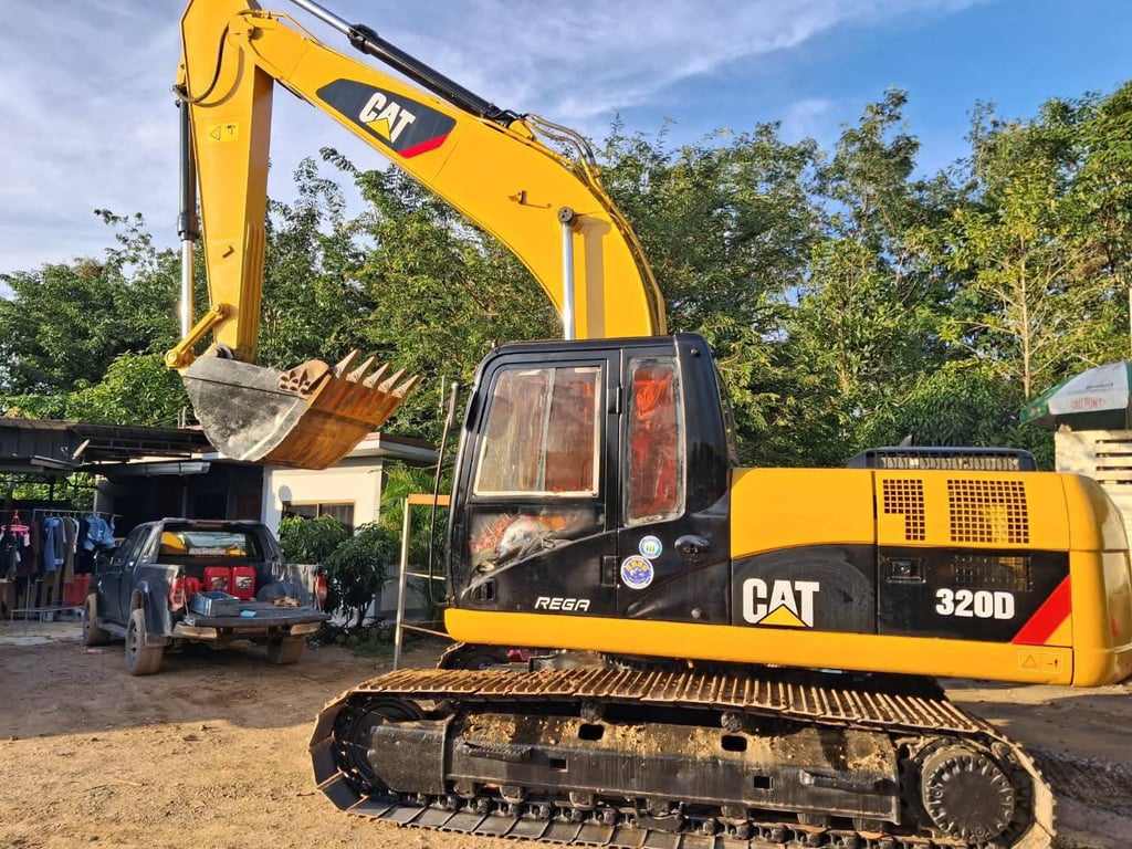 ขายรถแม็คโครcat 320D มีทะเบียน ใช้งานดีมาก ราคาถูกดี 7.5แสน