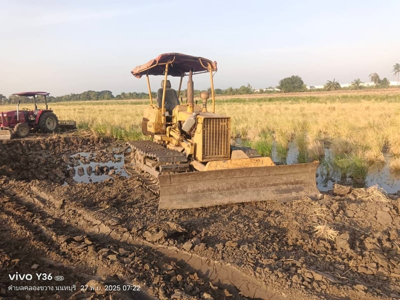 ขายรถแทรดเตอร์komatsu D20p-5ตีนเป็ด ใบมีดสไล้ ใช้งานดี ราคาถูดดีราคา135,000