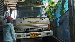 รถ10ล้อคอกไม้Hino f18 ho7c 180แรง ใช้งานดี มีทะเบียนทราคา 2.3แสน รถ10ล้อคอกไม้Hino f18 ho7c 180แรง ใช้งานดี มีทะเบียนทราคา 2.3แสน
