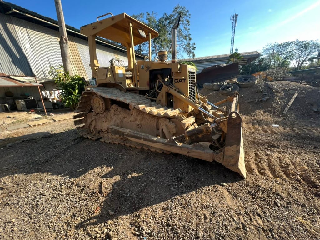 รถแทรกเตอร์cat D4H ตีนเป็ด ใช้งานดี ใบซื้อvาย ราคาถูกดี 360,000