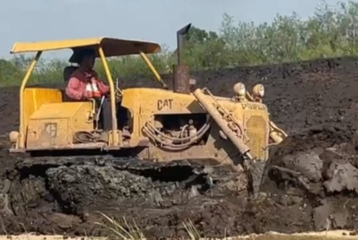 ขายรถแทรกเตอร์CAT D4E ตีนเป็ด ใช้งานดี ใบซื้อขาย ราคา295,000