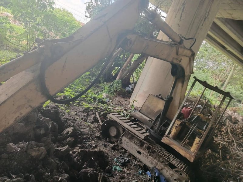 ขายแม็คโครkomatsu pc60-3 บูมยาว ใช้งานดี ใบซื้อขายราคา125,000าคา