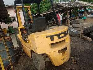 ขายรถโฟคลิป tcm  2.5ton ใช้งานดี ใบซื้อขาย ราคา100,000