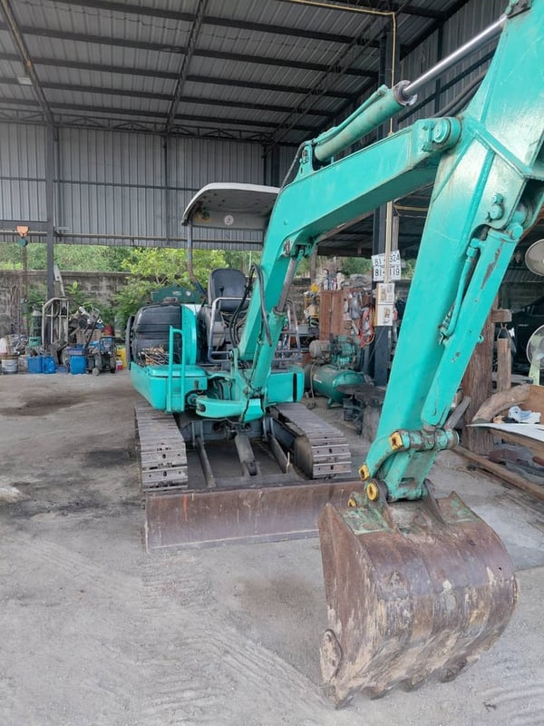 รถแม็คโครkomatsu pc35r-8 ใช้งานดี ใบซื้อ ขาบราคาถูกดี ๆๆ 185,000