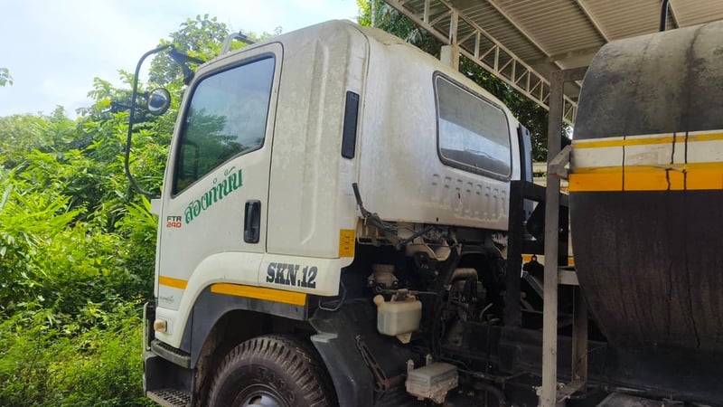รถ6ล้อisuzu 240แรง สเปร์ยาง ใช้งานได้ดี  มีเล่มทะเบียน ราคา1.4ล.บาท