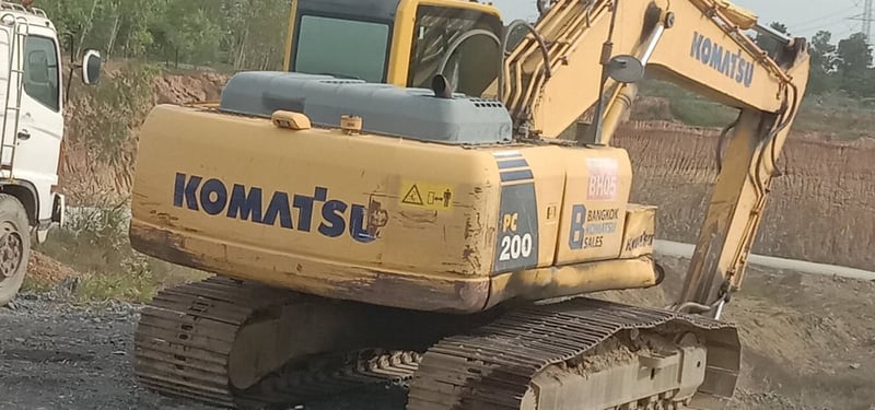 ขายรถแม็คโครkomatsu pc200-8ใช้งานได้ดี มีทะเบียน ราคา6.3แสน
