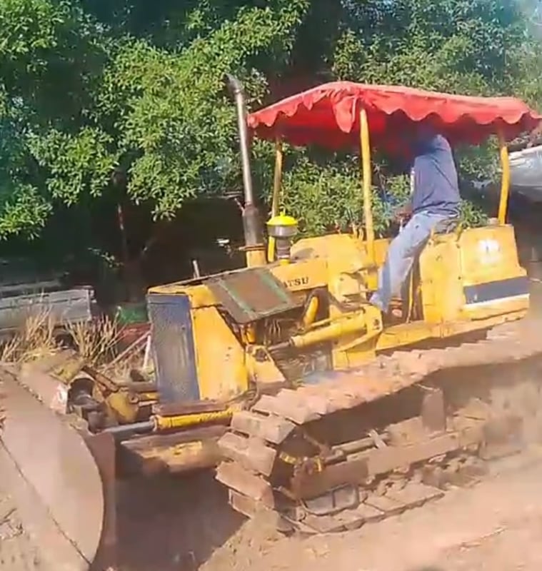 รถแทรกเตอร์komatsu D20p-5ตีนเป็ด ใช้งานดี ใบมีดสไล้ ราคา165,000