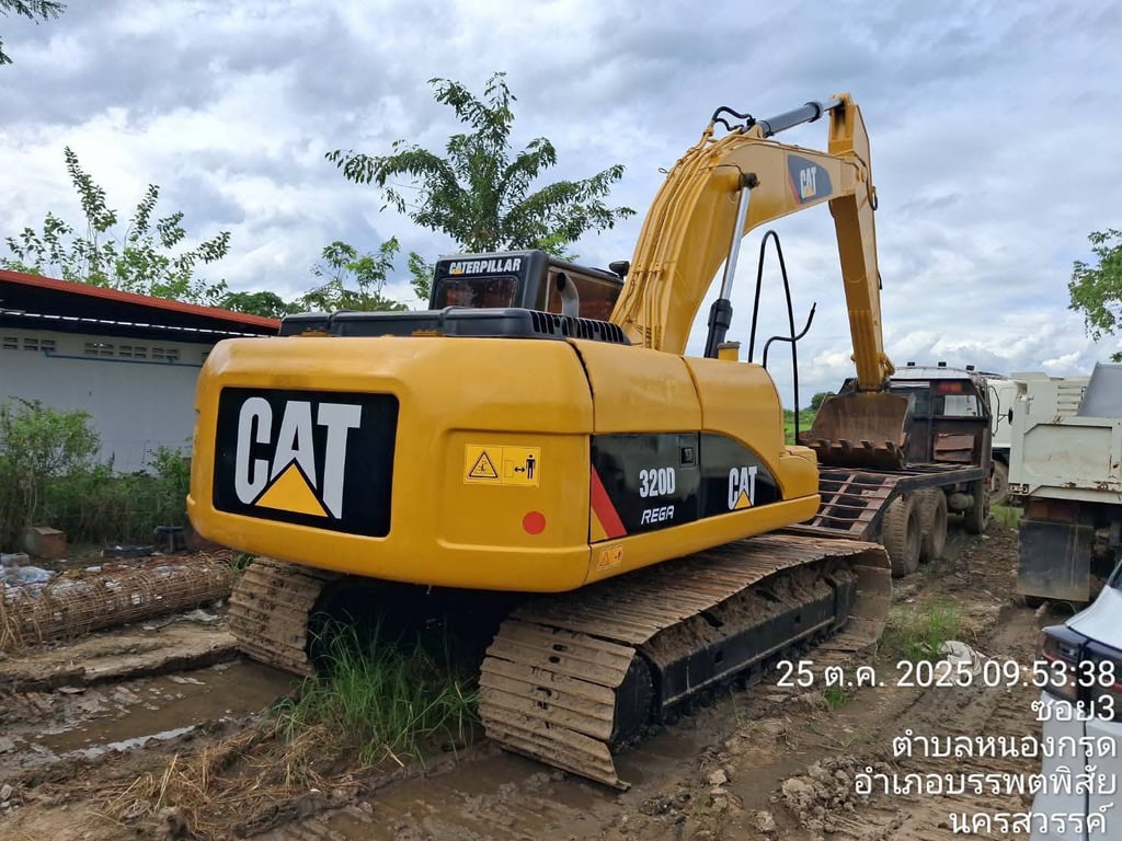 ขายรถแม็คโครcat 320D มีทะเบียน ใช้งานดีมาก ราคาถูกดี 7.5แสน