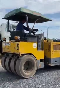 ขายรถบด4ตันหน้าเหล็กหลังยาง sumitomo สั่นสะเทื่อน เก่าjapan ใช้งานดีมาก ใบซื้อขายราคาถูกดี285,000