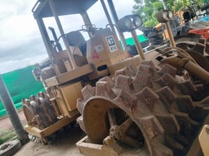 ขายรถบดล้อหนาม cat 815 มีทะเบียน ใช้งานดี ราคา1,350,000