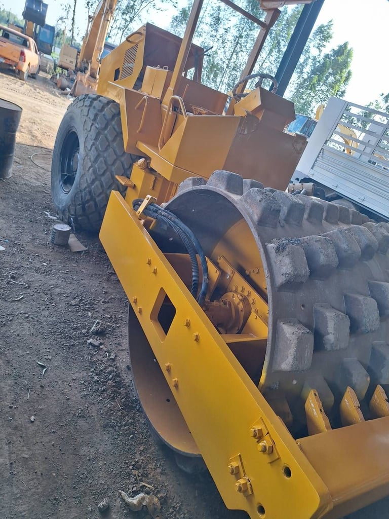 ขายรถบด10ตันsaka 10ton ล้อหนาม ใช้งานดี มีทะบียน ราคา7.5แสน