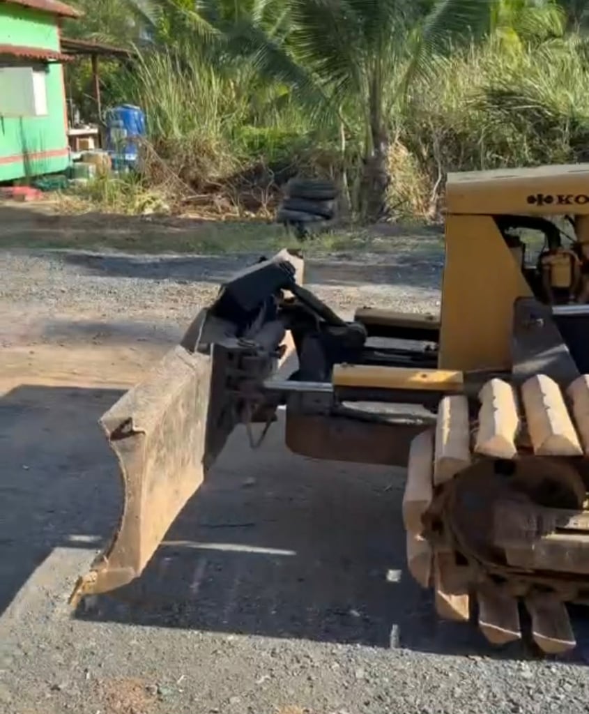 รถแทรกเตอร์komatsu D20p-5ตีนเป็ด ใบมีดสไล้  ใช้งานดีราคา165,000