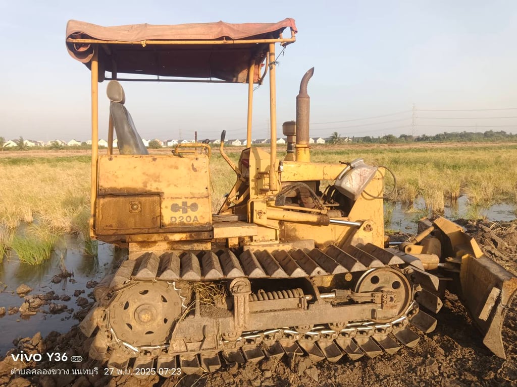 ขายรถแทรดเตอร์komatsu D20p-5ตีนเป็ด ใบมีดสไล้ ใช้งานดี ราคาถูดดีราคา135,000