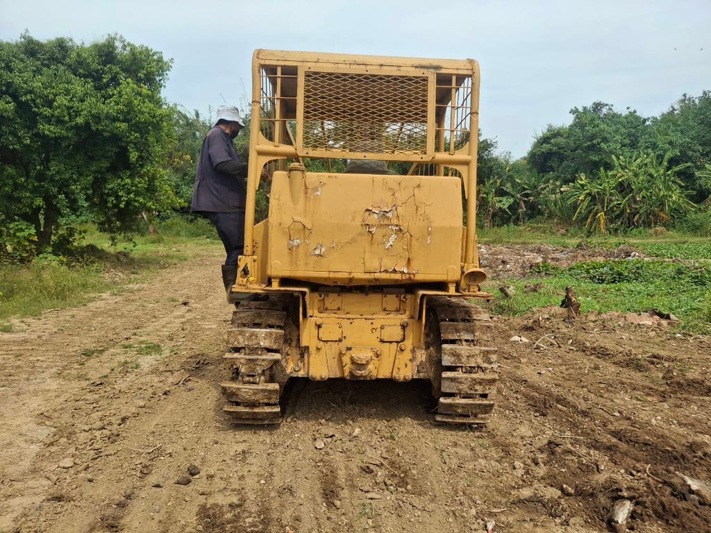 ขายรถแทรกเตอร์CAT D4E ตีนไก่ ใช้งานดี ใบซื้อขาย ราคา190,000 ขายรถแทรกเตอร์CAT D4E ตีนไก่ ใช้งานดี ใบซื้อขาย ราคา190,000