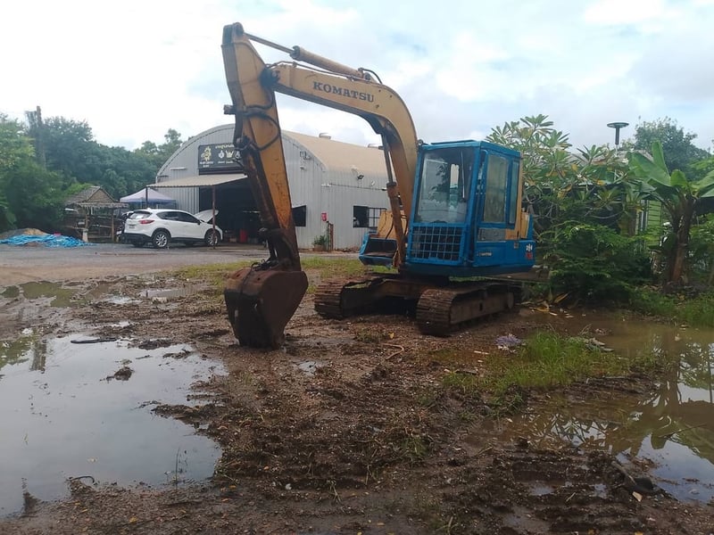 ขายรถแม็คโครkomatsu pc60-3ใช้งานได้ดี ราคาถูก2.3แสน ขายรถแม็คโครkomatsu pc60-3ใช้งานได้ดี ราคาถูก2.3แสน