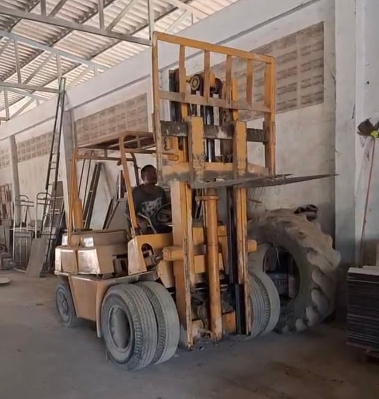 ขายรถโฟคลิป komatsu 5ton ใช้งานดี ใบซื้อvาย ราคา65,000