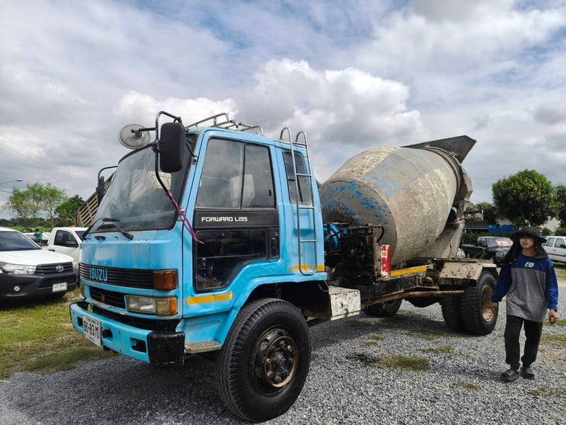 ขายรถ6ล้อโม่ปูน2คันรวม isuzu 175แรง มีทะเบียน ใช้งานดี ขายรวม2คัน ราคา700,000