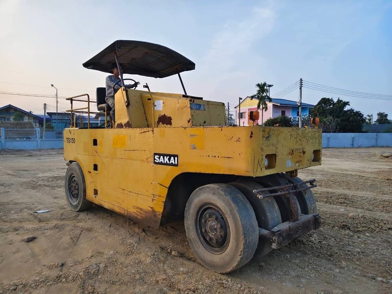 รถบดล้อยาง sakai ts150 ใช้งานดี มีทะเบียน ราคา499,000