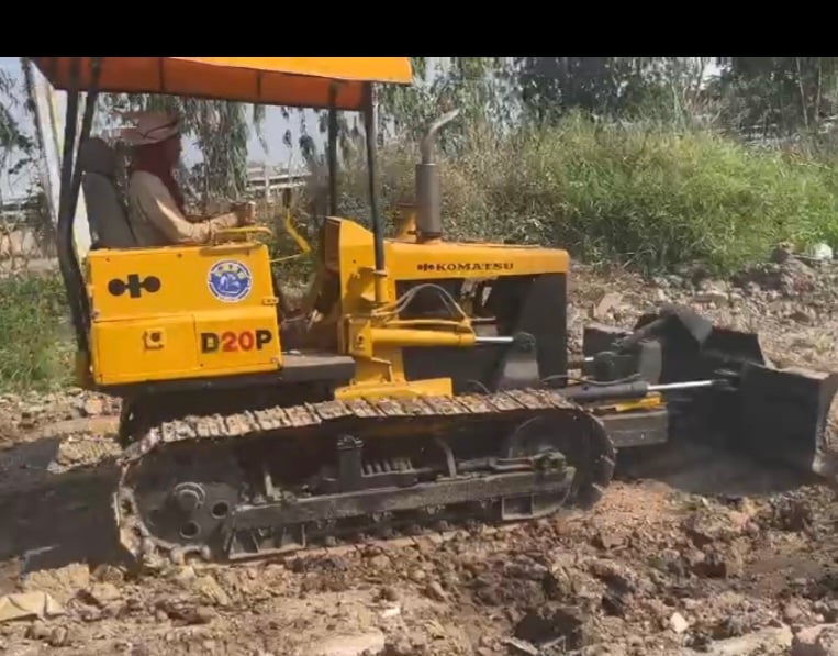 ขายรถ แทรกเตอร์komatsu D20A-5 ใบมีดสไล้ ใช้งานดี ตีนไก่ ราคา105,000