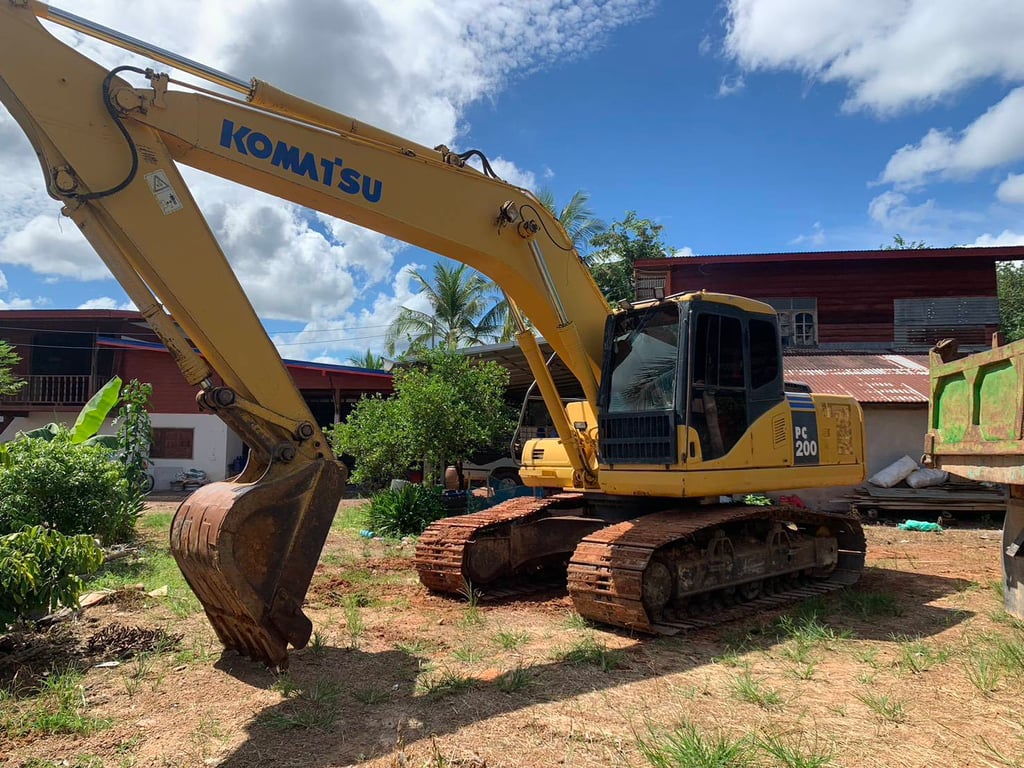 ขายรถแม็คโครkomatsu pc200-7 ใช้งานดี เล่มทะเบียน ราคา6.5แสน