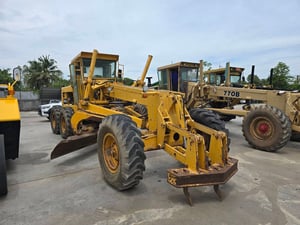 ขายรถเดรดเดอร์john deere 7708Bมีทะเบียน ใช้งานดีมาก ราคาถูกดี6.5แสน