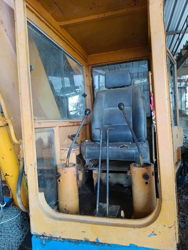 รถแม็คโครkomatsu pc60-3 บูมยาว ใช้งานดี ใบซื้อvายราคา199,000