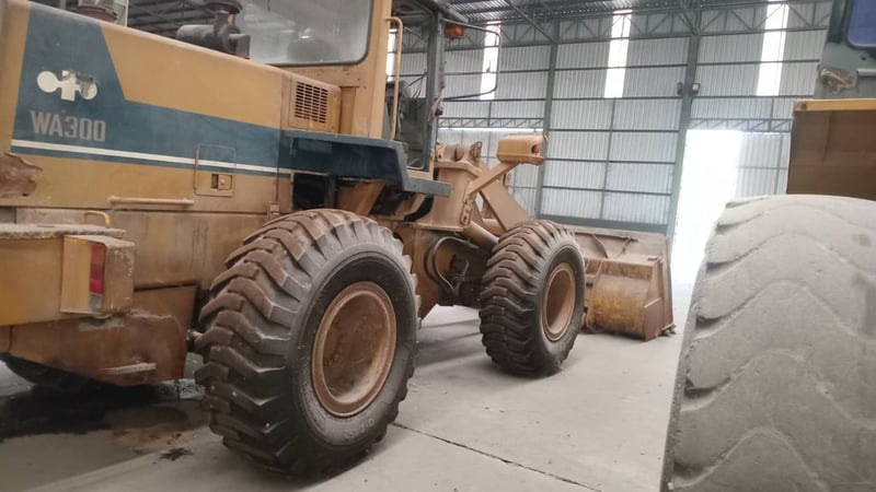 ขายรถตักล้อยางแขนยาว 2คันรวม komatsu wa300 wa150 มีทะเบียน รวม2คัน8.7แสน