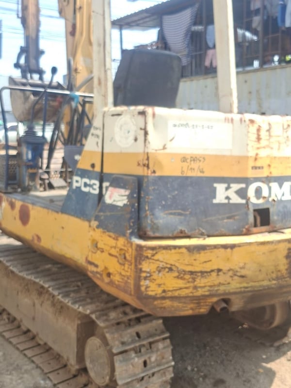 ขายรถแม็คโครเก่า japan  komatsu pc30-6ใช้งานดี มีไลเจาะ ใบซื้อขายราคา185,000