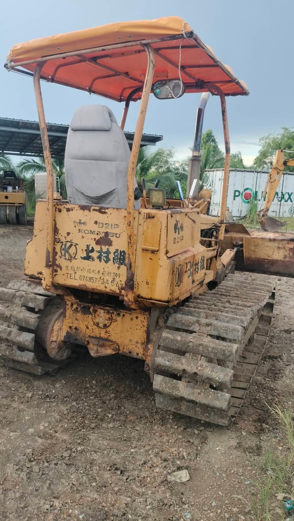ขายแทรกเตอร์komatsu D20p-5 เก่าjapan ตีนเป็ด ใบมีดสไล้ ใช้งานดีมาก ราคาถูกดี170,000ไล้ ขายแทรกเตอร์komatsu D20p-5 เก่าjapan ตีนเป็ด ใบมีดสไล้ ใช้งานดีมาก ราคาถูกดี170,000ไล้
